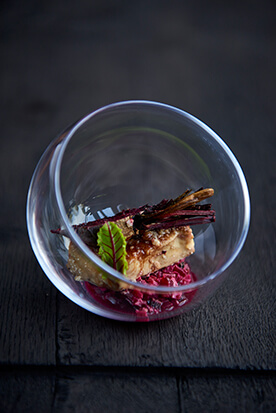 Gelakte ganzenlever met gepofte rode biet en een brunoise van rabarber en rode biet en een vinaigrette van Oude Kriek Cuvée René en vlierbloesem