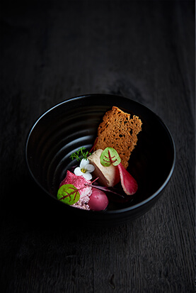 Ganzenlever met crème van pijnboompitten, mousse van kippenlever, schuimpje van Lindemans Kriek en rode radijs